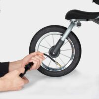 Gonfler les pneus de la poussette pour chien