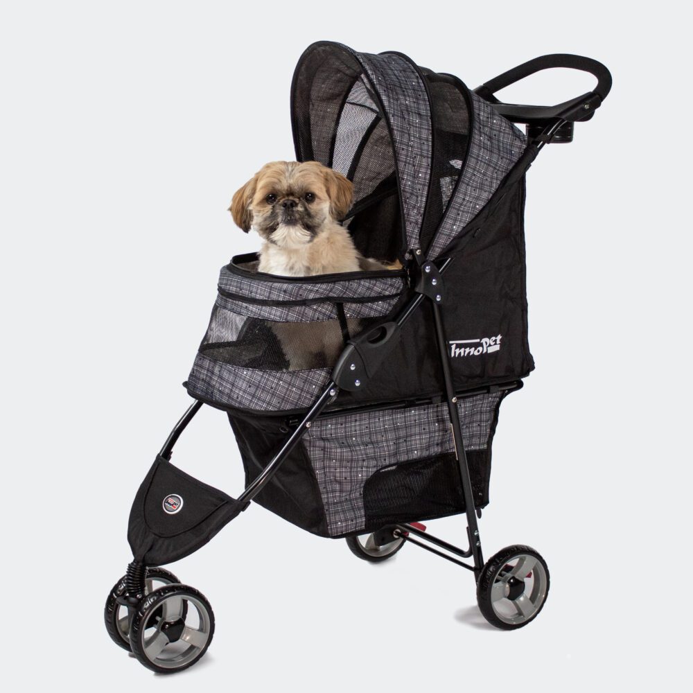 Shih Tzu, petit chien, dans la poussette pour chien InnoPet Avenue grise à motif écossais