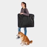 La cage de voyage se plie à plat et accueille facilement un chien shiba inu. Cage souple.