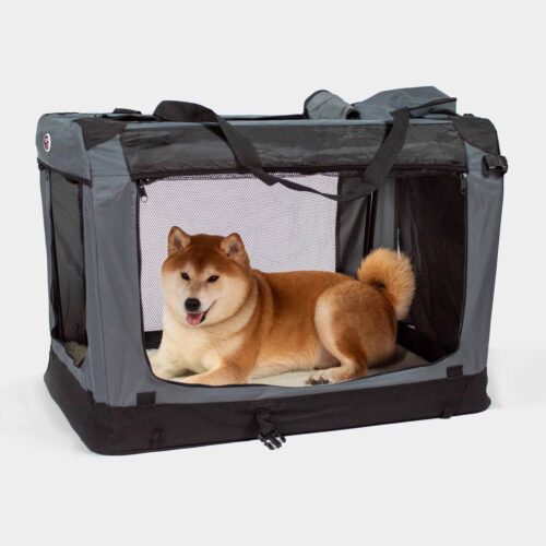 La cage de voyage se plie à plat et accueille facilement un chien shiba inu. Cage souple.