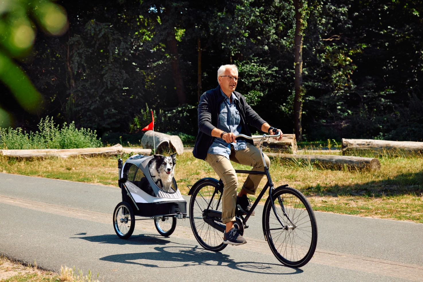 Vous adorez faire du vélo ? Votre chien peut vous accompagner. Il adorera sentir le vent dans son museau et ses poils au vent. Parcourez de longues distances ensemble grâce à nos remorques pour vélo. Pour tous les poids et toutes les tailles. Rien ne vous arrêtera.